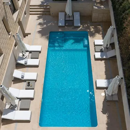 Barcelona Madonna Villa *